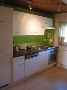 Kuchyň nebo kuchyňský kout v ubytování Appartements Schusser