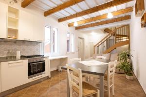 a kitchen and dining room with a table and chairs at R&B Giardino 34 in Forlì