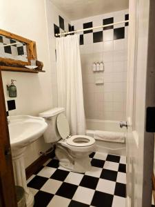a bathroom with a black and white checkered floor at Oak Hill Inn in Julian