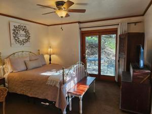 a bedroom with a bed with a ceiling fan and a window at Oak Hill Inn in Julian