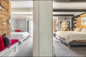 a bedroom with two beds and a room with at Villa De Los Pinos 15 in Mammoth Lakes +24 photos