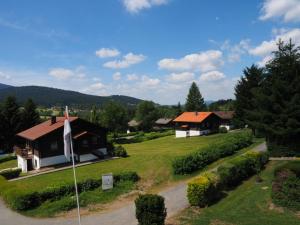 a small church with a cross in front of it at Haus 12 See- und Bayerwaldblick für bis zu 10 Gäste in Arrach