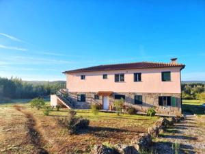 a small house in a field with at Quinta da Barroca do Cabo in Ázere