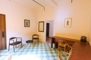 a room with chairs and a desk and a table at Reforma 516 in Oaxaca City