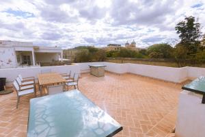 a patio with a table and chairs on a roof at Reforma 516 in Oaxaca City