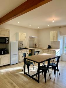 a kitchen with a table and chairs in it at Duplex spacieux-2chambres-ideal vehicule electrique in Melle