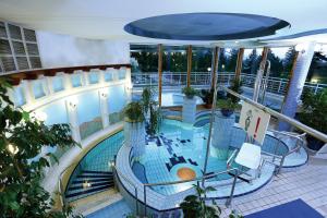 - une piscine intérieure dans une maison avec balcon dans l'établissement Ensana Thermal Aqua, à Hévíz