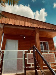 a log cabin with a porch and a deck at Cabaña Valle de Montañas in Tinogasta