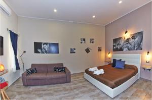a bedroom with a bed and a couch at Artisti Sustinea Rooms in Naples