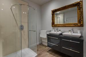 a bathroom with two sinks and a mirror at 4 Bed in Newlyn oc-abcorc in Newlyn +23 photos