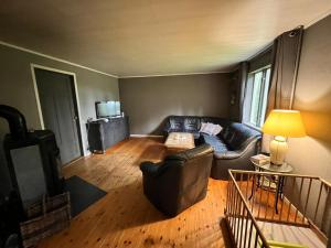 a living room with a leather couch and a table at Urlaub im Elchland in Letafors
