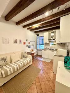 a living room with a couch and a kitchen at Caterina Biennale Apartment in Venice