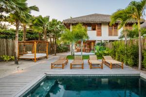 a backyard with a swimming pool and a house at Casa Siará - Hotel & Vilas in Prea