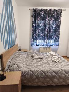 ein Schlafzimmer mit einem Bett und einem Fenster in der Unterkunft None Holiday Hotel in None