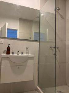 a bathroom with a glass shower and a sink at HABITACIÓN en VILLA ALLENDE, north green in Villa Allende +5 photos