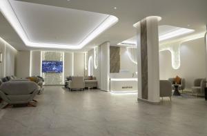 a lobby with a waiting room with chairs and a sink at لمحة للشقق المخدومة in Riyadh