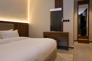 a hotel room with a bed and a mirror at لمحة للشقق المخدومة in Riyadh +20 photos