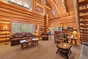 a living room filled with furniture in a log cabin at Big Jim Mountain Lodge - Pacific Retreats in Leavenworth