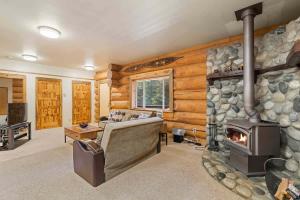 a living room with a fireplace and a couch at Bear Ridge Cabin - Pacific Retreats in Leavenworth