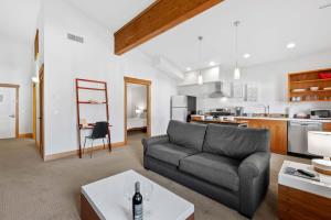 a living room with a couch and a kitchen at Valhalla - Pacific Retreats in Leavenworth