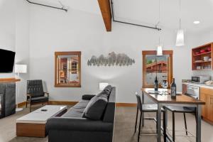 a living room with a couch and a table at Annapurna - Alice Lodging in Leavenworth