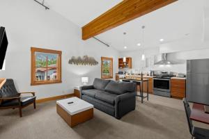 a living room with a couch and a kitchen at Annapurna - Alice Lodging in Leavenworth