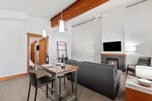a living room with a couch and a table and a fireplace at Annapurna - Alice Lodging in Leavenworth