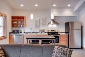 a living room with a couch and a kitchen at Annapurna - Alice Lodging in Leavenworth +21 photos