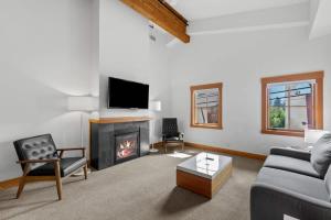 a living room with a couch and a fireplace at Klonaqua - Pacific Retreats in Leavenworth