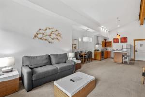 a living room with a couch and a kitchen at Klonaqua - Pacific Retreats in Leavenworth