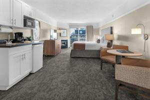 a hotel room with a bed and a kitchen at Looking Glass Inn in Lincoln City