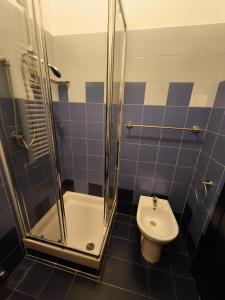 ein Badezimmer mit Dusche, Toilette und Waschbecken in der Unterkunft None Holiday Hotel in None + 11 Fotos