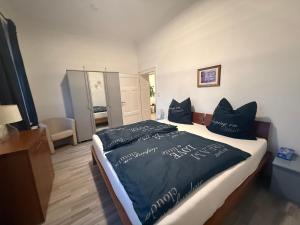 a bedroom with a large bed with black pillows at Ferienwohnung Margrit in Börßum