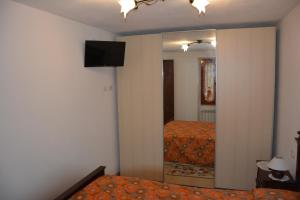 a bedroom with two beds and a mirror at Agriturismo Ghirlanda Norma Rita in Carrodano Inferiore
