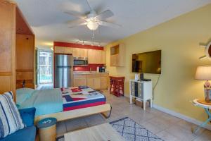 a living room with a bed and a kitchen at Kailua-Kona Studio - Walk to Hale Halawai Park! in Kailua-Kona