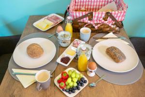 a table with plates of food and fruit on it at BenB Tuskendepade in Oldeholtpade