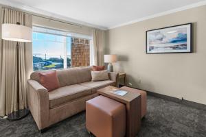 a living room with a couch and a table at Looking Glass Inn in Lincoln City