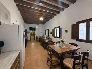 a kitchen and dining room with a table and chairs at La Casa de la botica -Casa Rural El Romeral de Toledo in Romeral