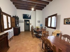 a kitchen and dining room with a table and chairs at La Casa de la botica -Casa Rural El Romeral de Toledo in Romeral +31 photos