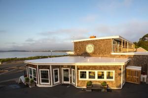 a building with a clock on the side of it at Looking Glass Inn in Lincoln City