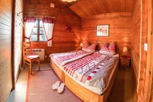 a bedroom with a bed in a wooden cabin at Bergblick Willingen in Neerdar +24 photos