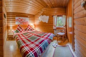 a bedroom with a bed in a log cabin at Schwedenhaus Kaminzauber in Bömighausen