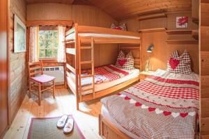a bedroom with two bunk beds in a cabin at Schwedenhaus Kaminzauber in Bömighausen
