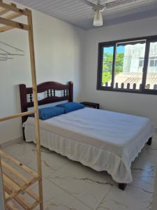 a bedroom with a bunk bed and a ladder at Quarto casal Nereidas bwc compartilhado in Guaratuba