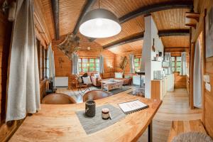 a kitchen and living room with a wooden ceiling at Bergcottage in Neerdar