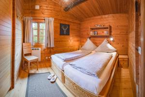 a bedroom with a bed in a wooden cabin at Bergcottage in Neerdar