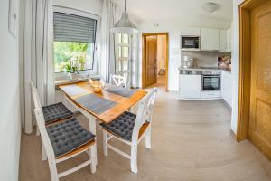a kitchen and dining room with a table and chairs at Chalet La Belle Willingen in Willingen