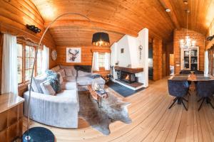 a living room with a couch and a fireplace at Chalet Papillon in Neerdar