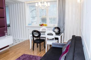 a living room with a table and a dining room at Apartament Popiełuszki 39 in Stalowa Wola
