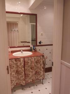 a bathroom with a sink and a mirror at Apartamento Getxo Tranquility by I Love Norte in Getxo
